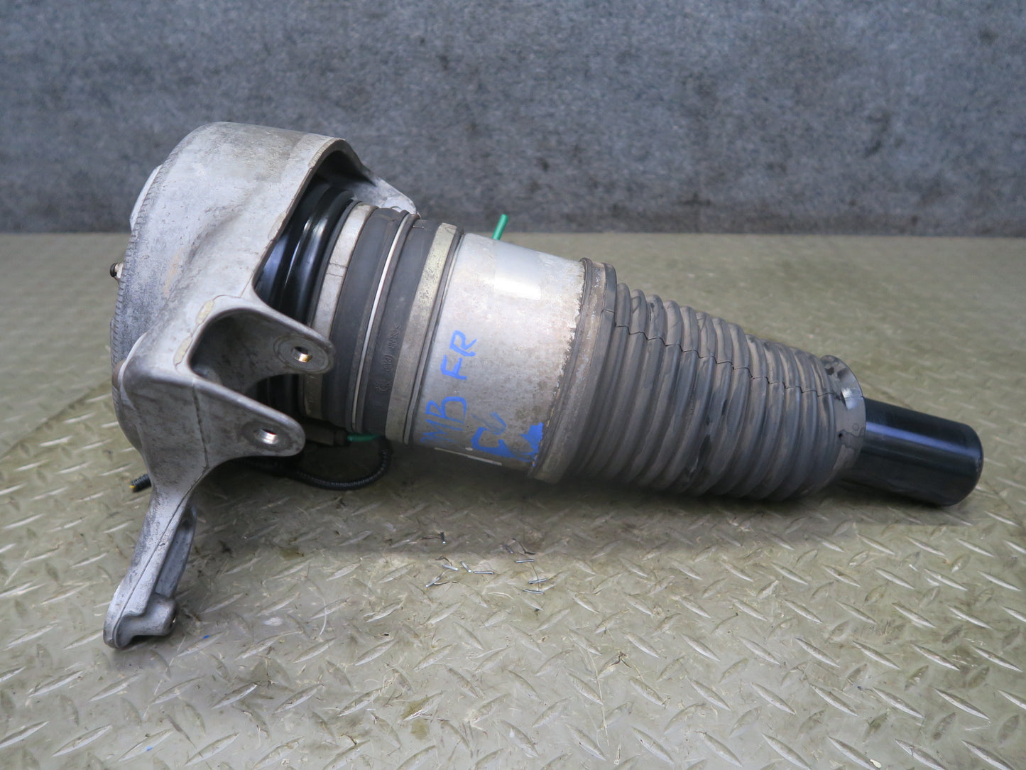 2015-2018 Porsche Macan Front Right Pass Side Air Strut Shock Absorber Assembly
