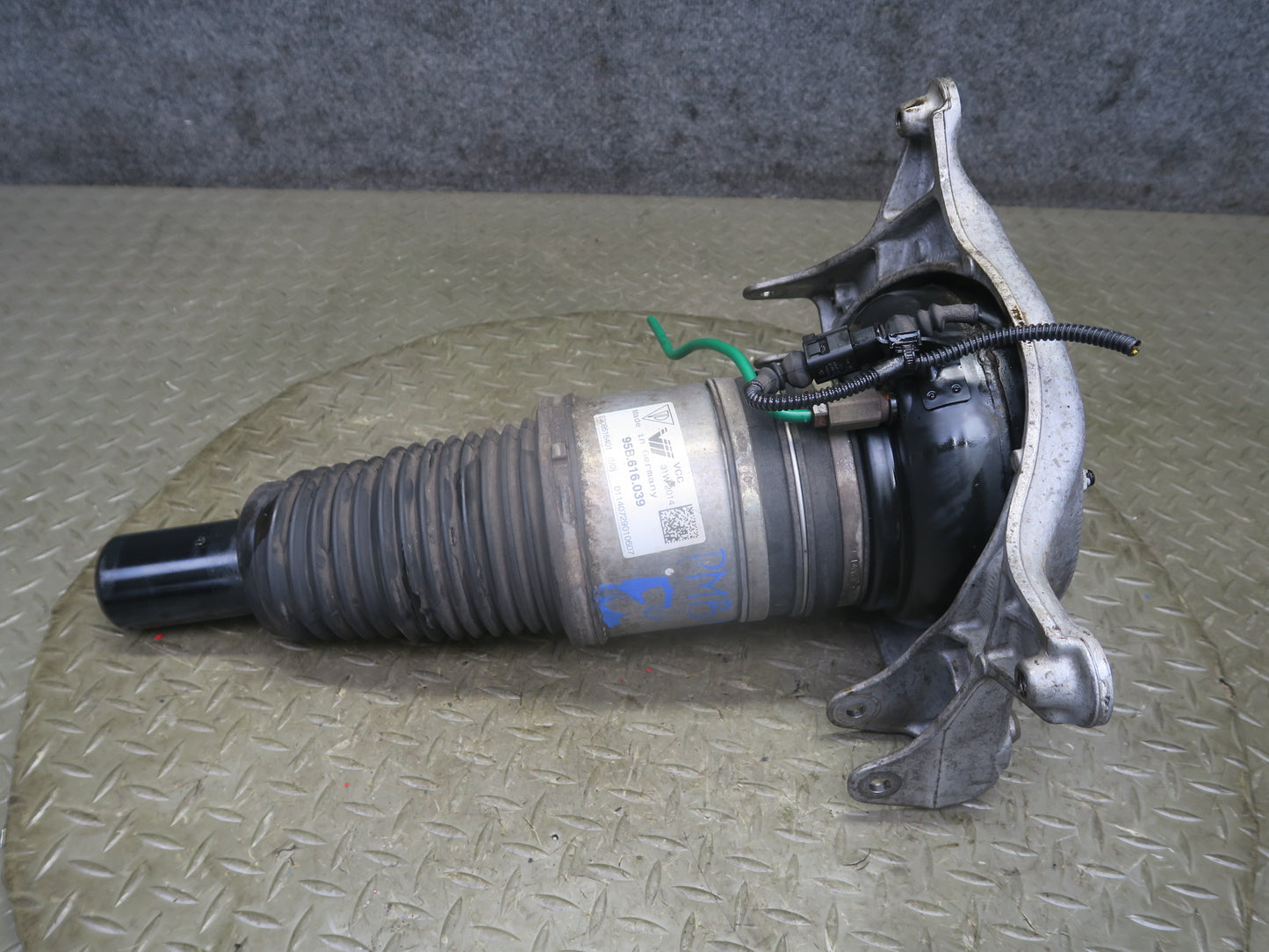 2015-2018 Porsche Macan Front Right Pass Side Air Strut Shock Absorber Assembly