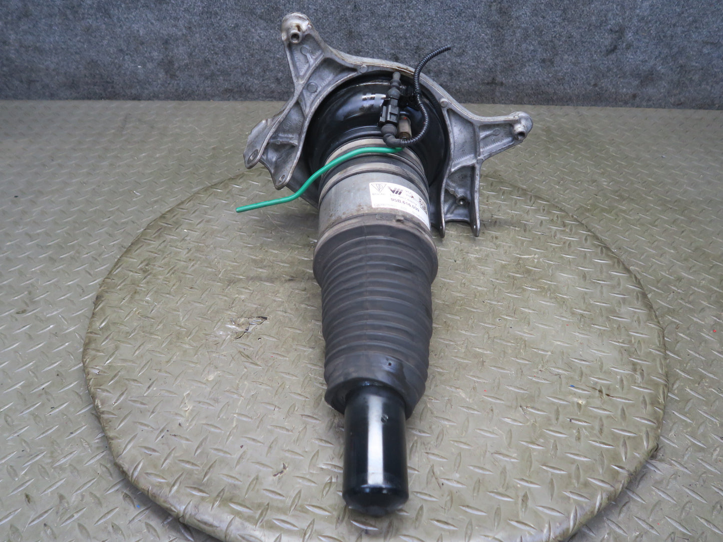 2015-2018 Porsche Macan Front Right Pass Side Air Strut Shock Absorber Assembly