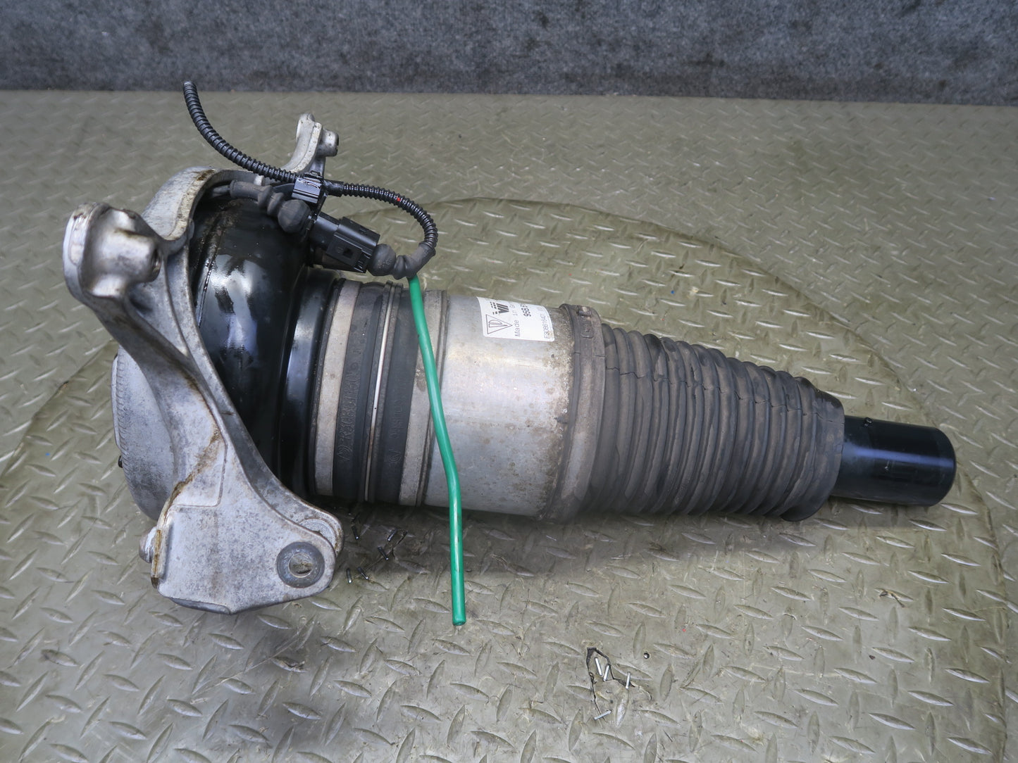 2015-2018 Porsche Macan Front Right Pass Side Air Strut Shock Absorber Assembly