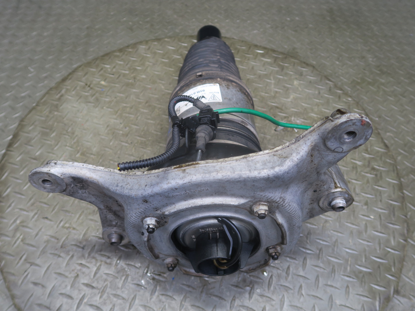 2015-2018 Porsche Macan Front Right Pass Side Air Strut Shock Absorber Assembly
