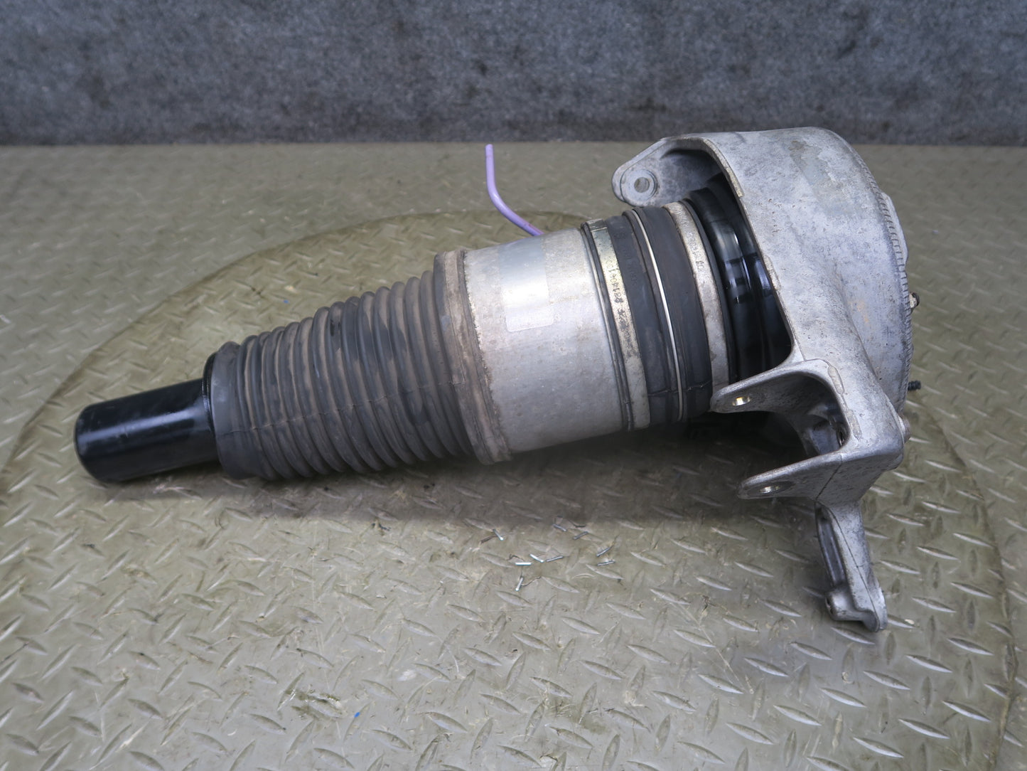 2015-2018 Porsche Macan Frontleft Driver Side Air Strut Shock Absorber Assembly