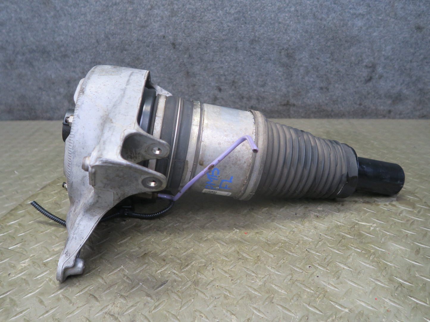 2015-2018 Porsche Macan Frontleft Driver Side Air Strut Shock Absorber Assembly