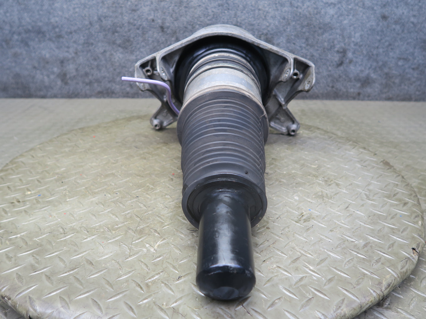 2015-2018 Porsche Macan Frontleft Driver Side Air Strut Shock Absorber Assembly