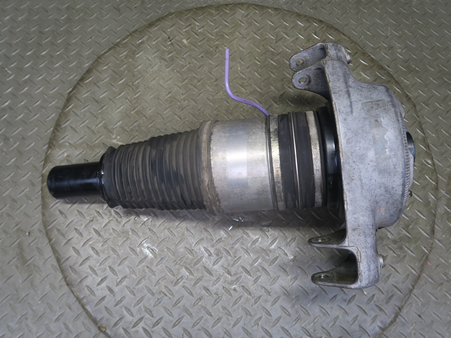 2015-2018 Porsche Macan Frontleft Driver Side Air Strut Shock Absorber Assembly