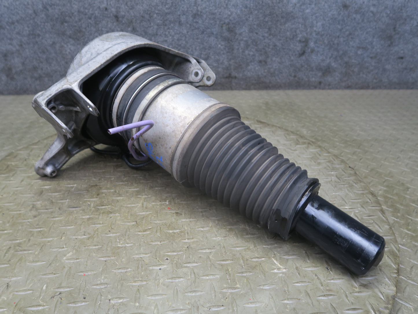 2015-2018 Porsche Macan Frontleft Driver Side Air Strut Shock Absorber Assembly