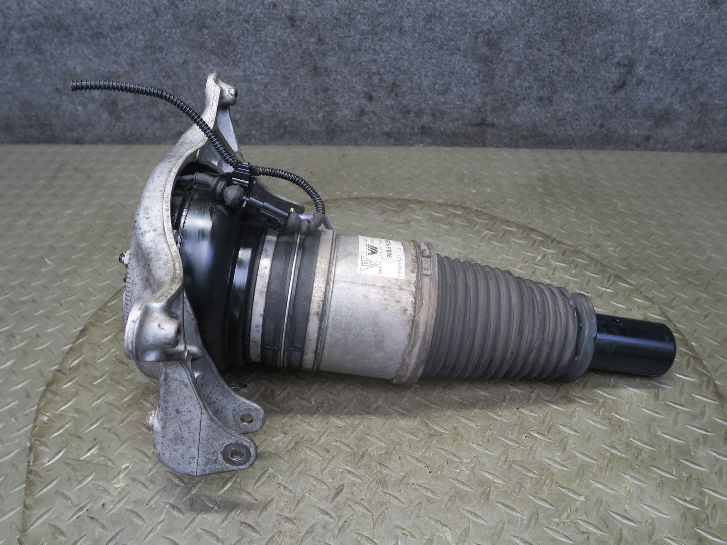 2015-2018 Porsche Macan Frontleft Driver Side Air Strut Shock Absorber Assembly