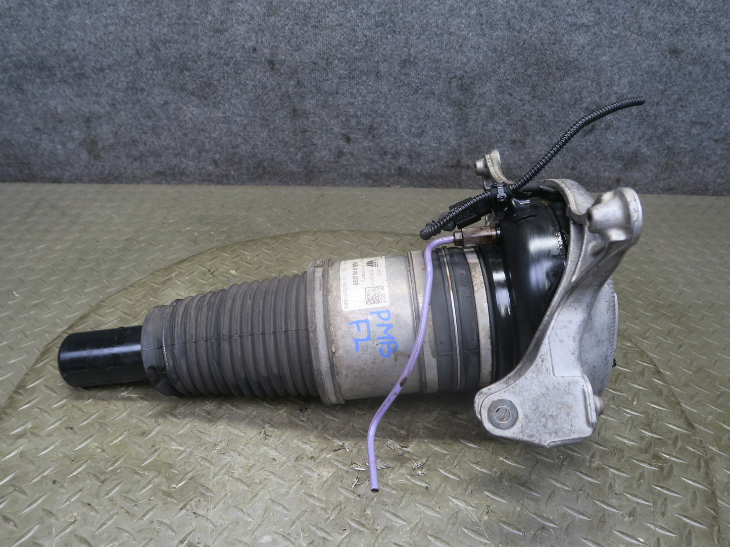 2015-2018 Porsche Macan Frontleft Driver Side Air Strut Shock Absorber Assembly