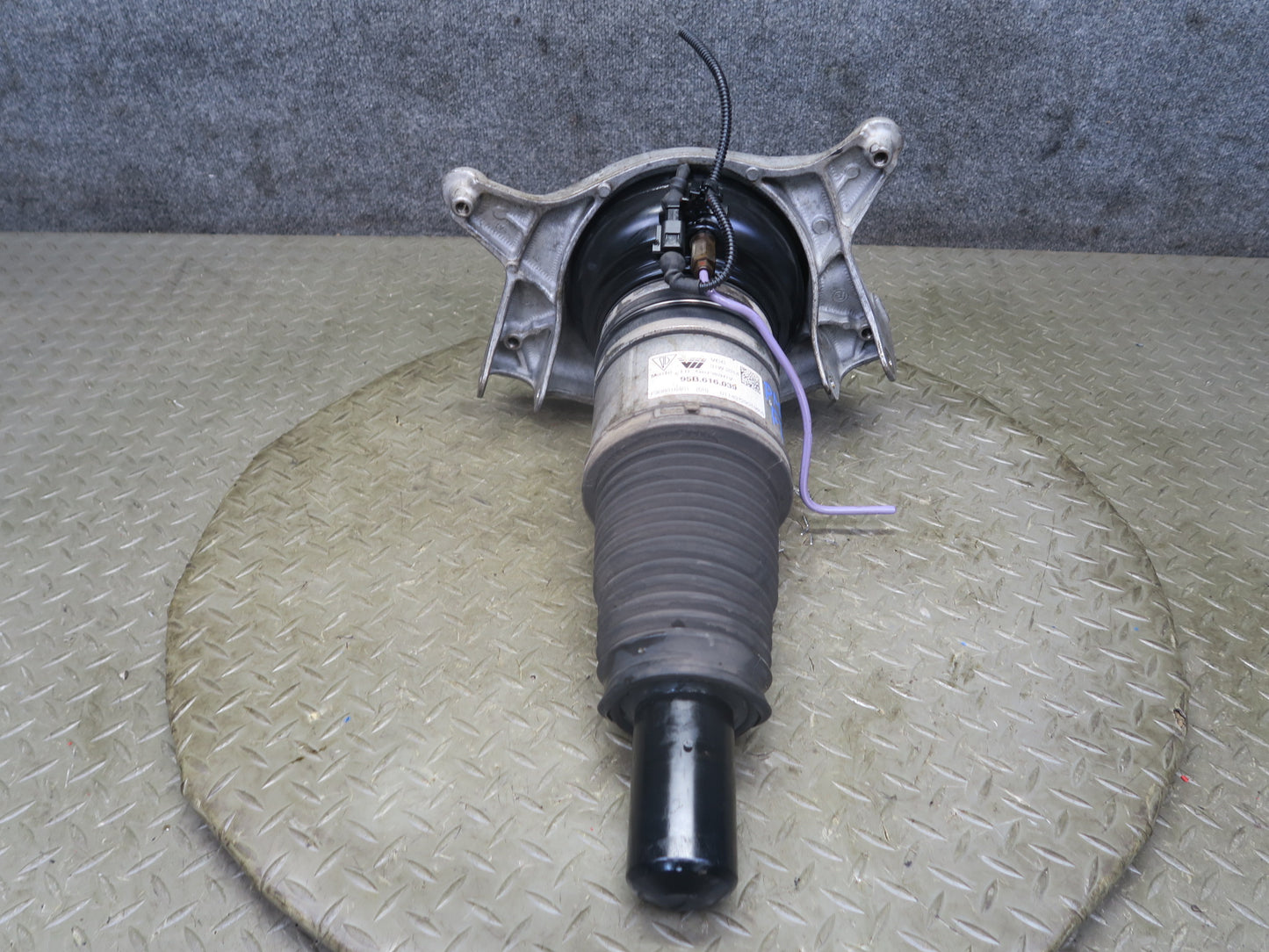 2015-2018 Porsche Macan Frontleft Driver Side Air Strut Shock Absorber Assembly