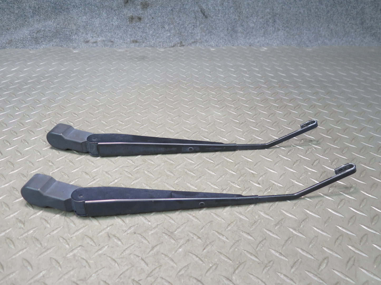 07-10 Jeep Wrangler JK Set of 2 Front Left & Right Windshield Wiper Arm OEM