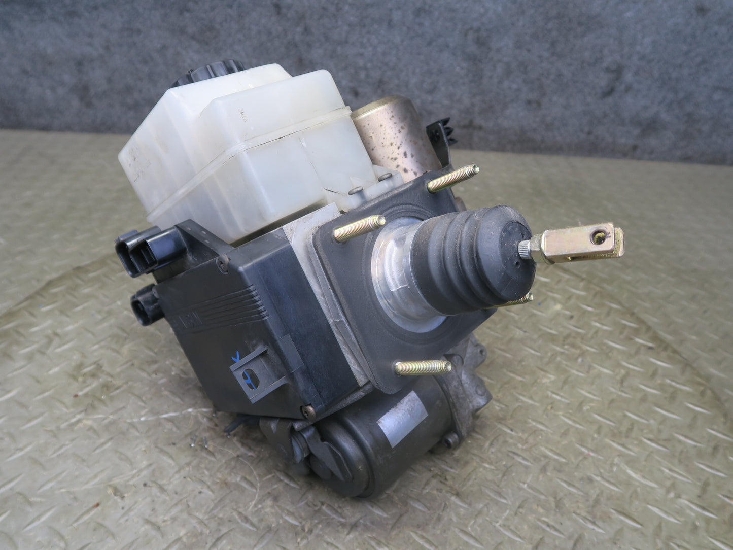 2003-2007 Lexus UZJ100L LX470 Anti Lock Brake ABS Pump w Brake Master Cylinder