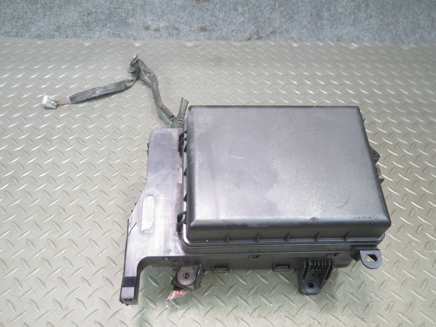 2003-2007 Lexus UZJ100L LX470 Under Hood Power Distribution Fuse Relay Box