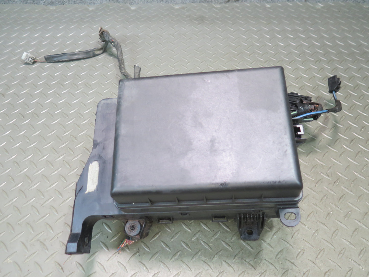 2003-2007 Lexus UZJ100L LX470 Under Hood Power Distribution Fuse Relay Box