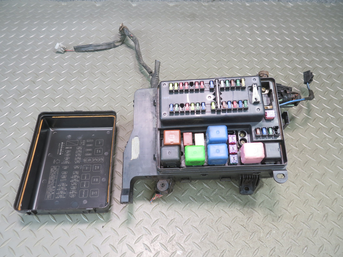 2003-2007 Lexus UZJ100L LX470 Under Hood Power Distribution Fuse Relay Box