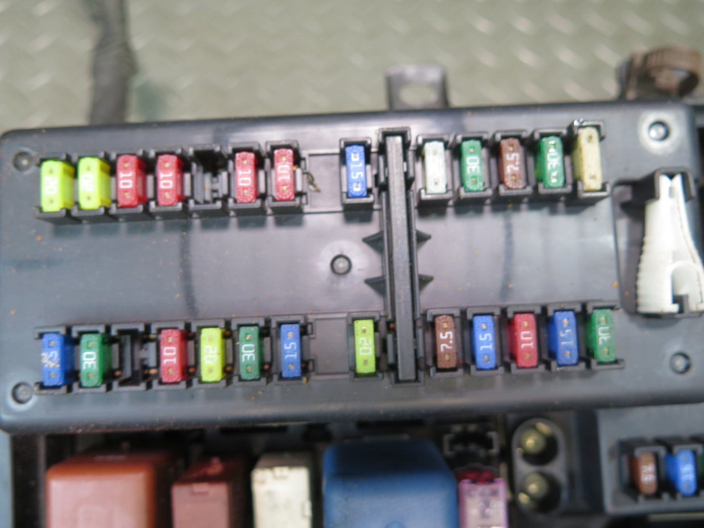 2003-2007 Lexus UZJ100L LX470 Under Hood Power Distribution Fuse Relay Box