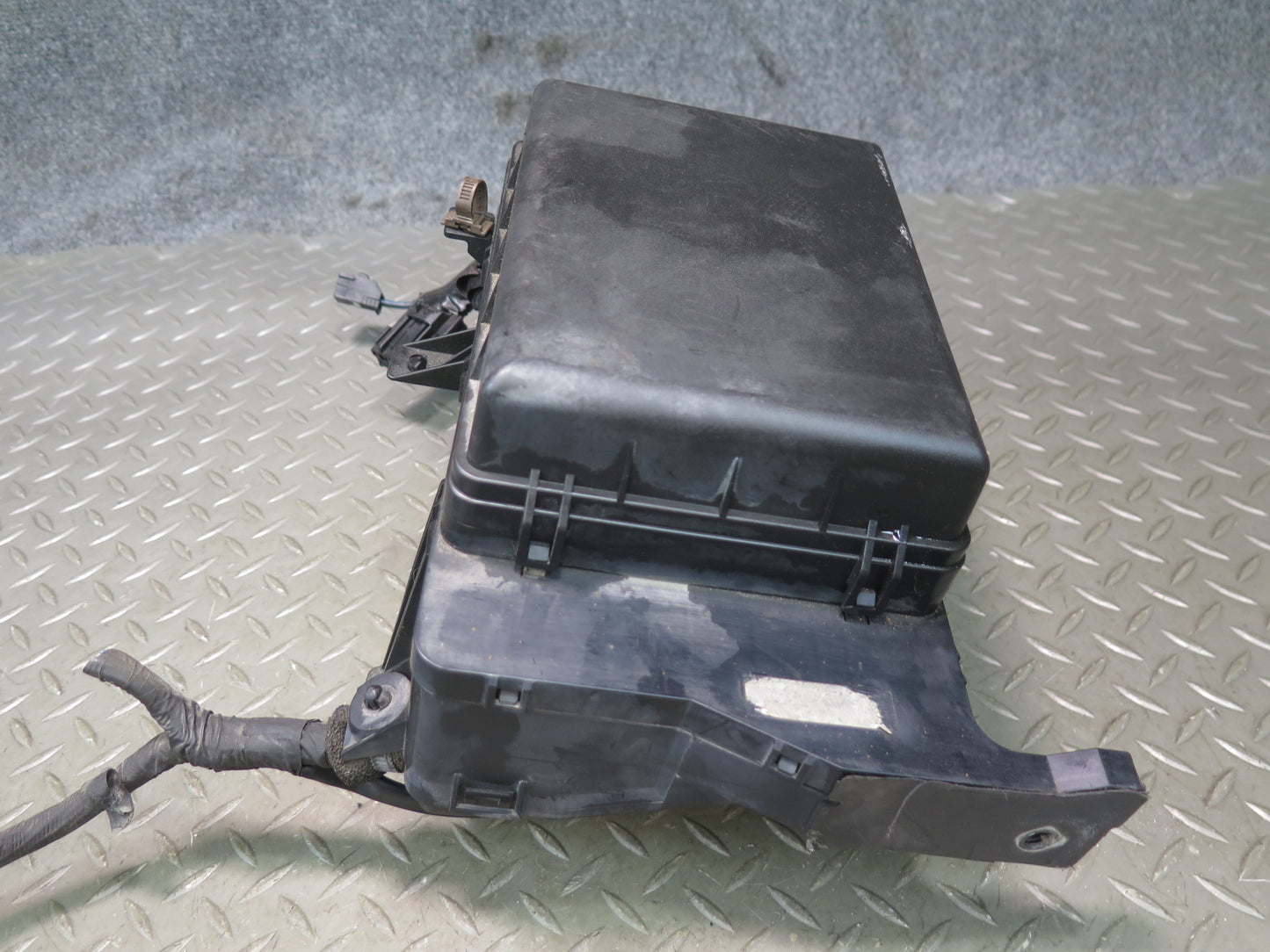2003-2007 Lexus UZJ100L LX470 Under Hood Power Distribution Fuse Relay Box
