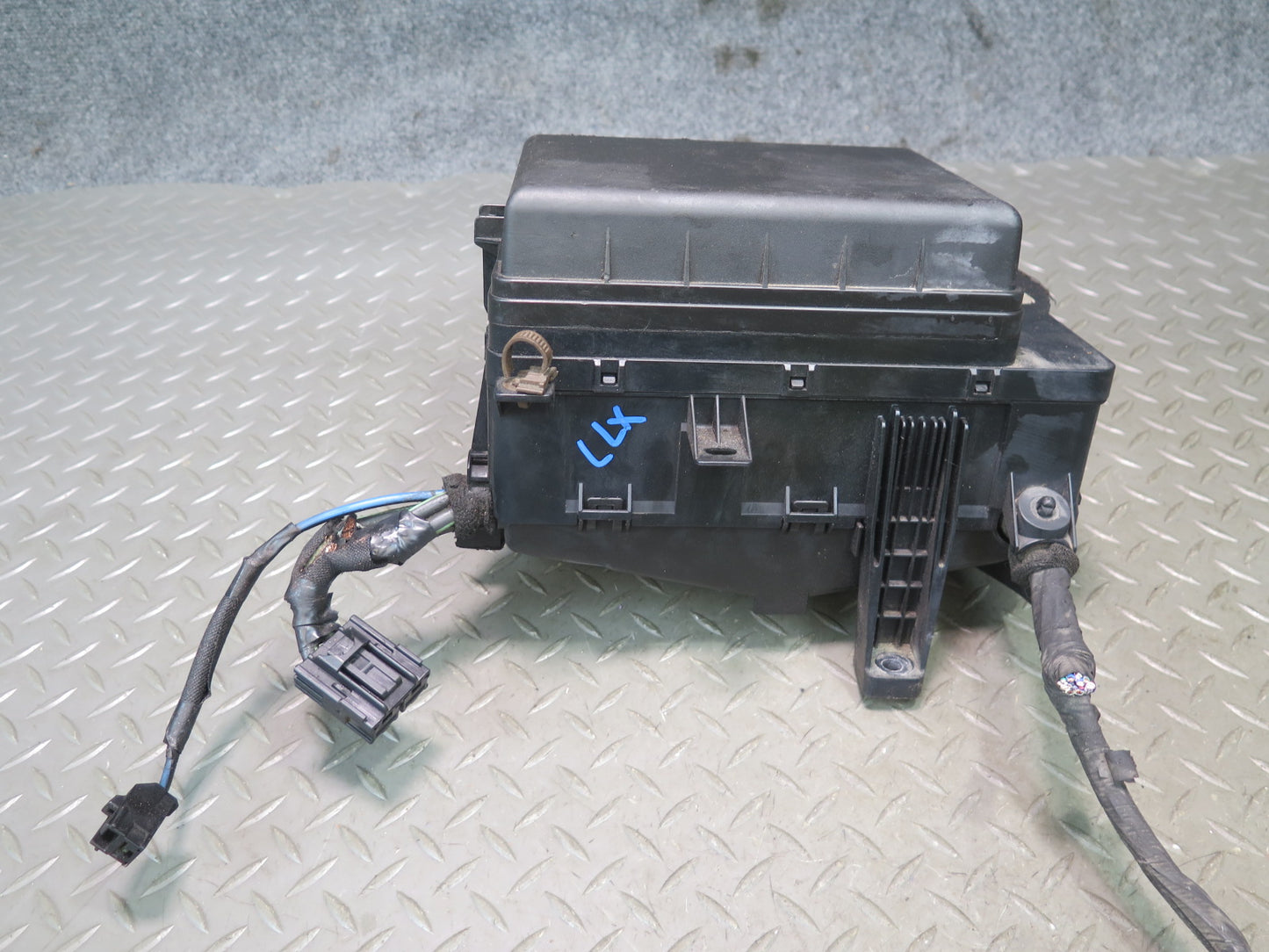 2003-2007 Lexus UZJ100L LX470 Under Hood Power Distribution Fuse Relay Box