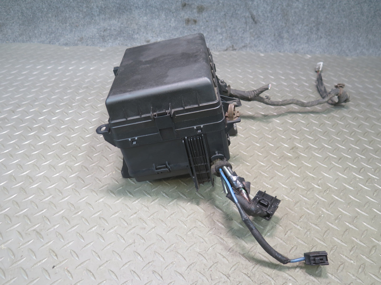 2003-2007 Lexus UZJ100L LX470 Under Hood Power Distribution Fuse Relay Box