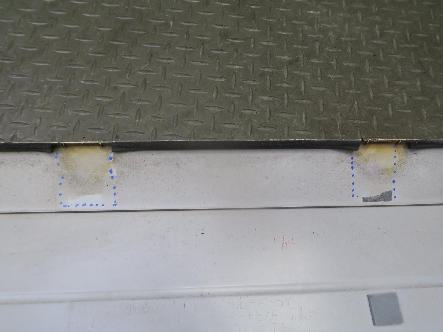 2003-2007 Lexus LX470 Front & Rear Right Door Fender Lower Trim Molding Set of 4