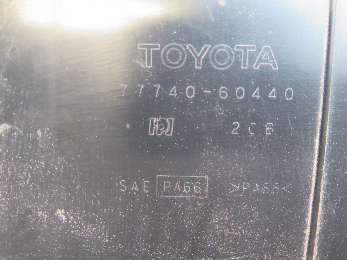 2003-2005 Lexus UZJ100L LX470 Fuel Evap Vapor Charcoal Canister 77740-60440