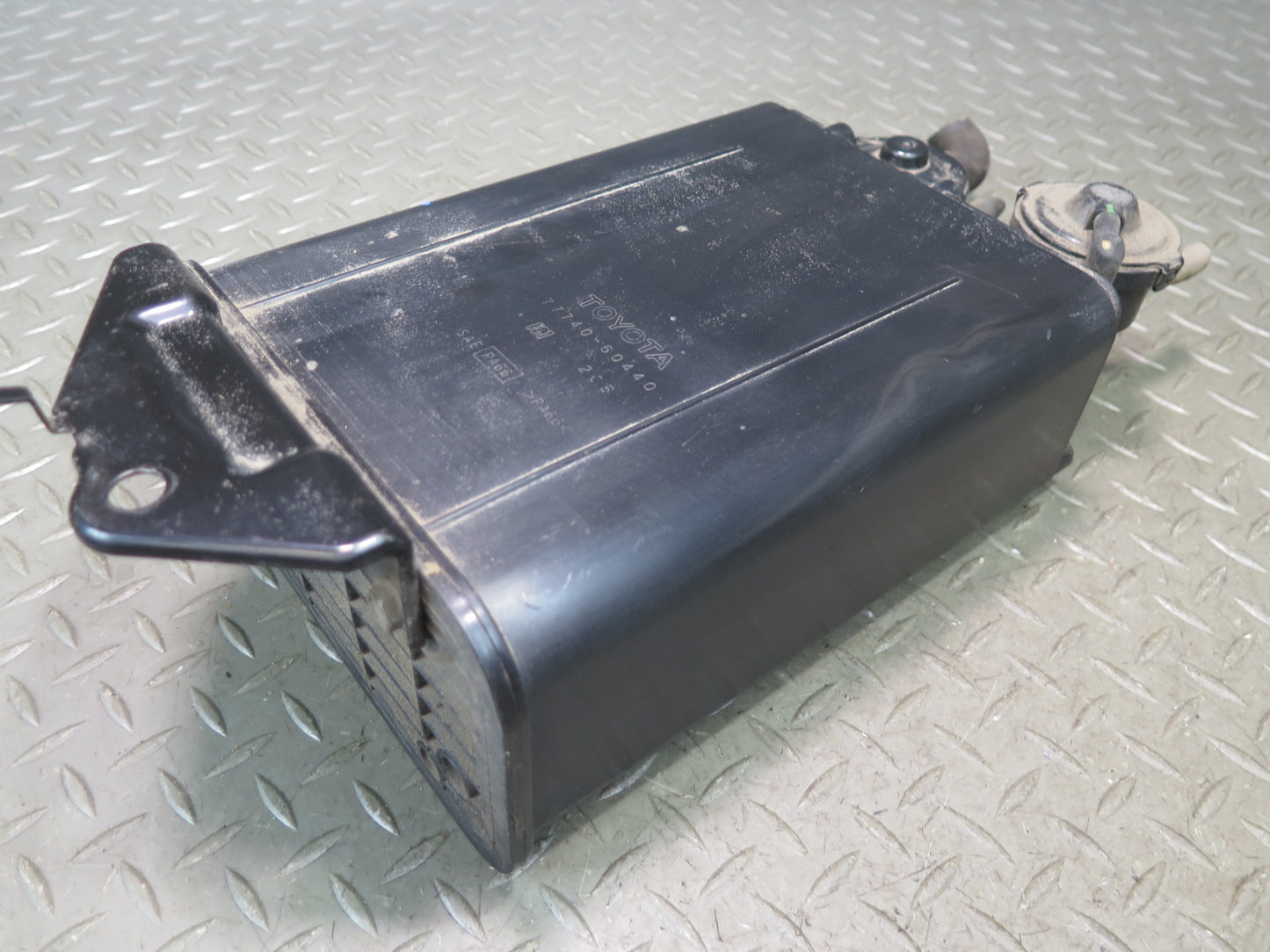 2003-2005 Lexus UZJ100L LX470 Fuel Evap Vapor Charcoal Canister 77740-60440