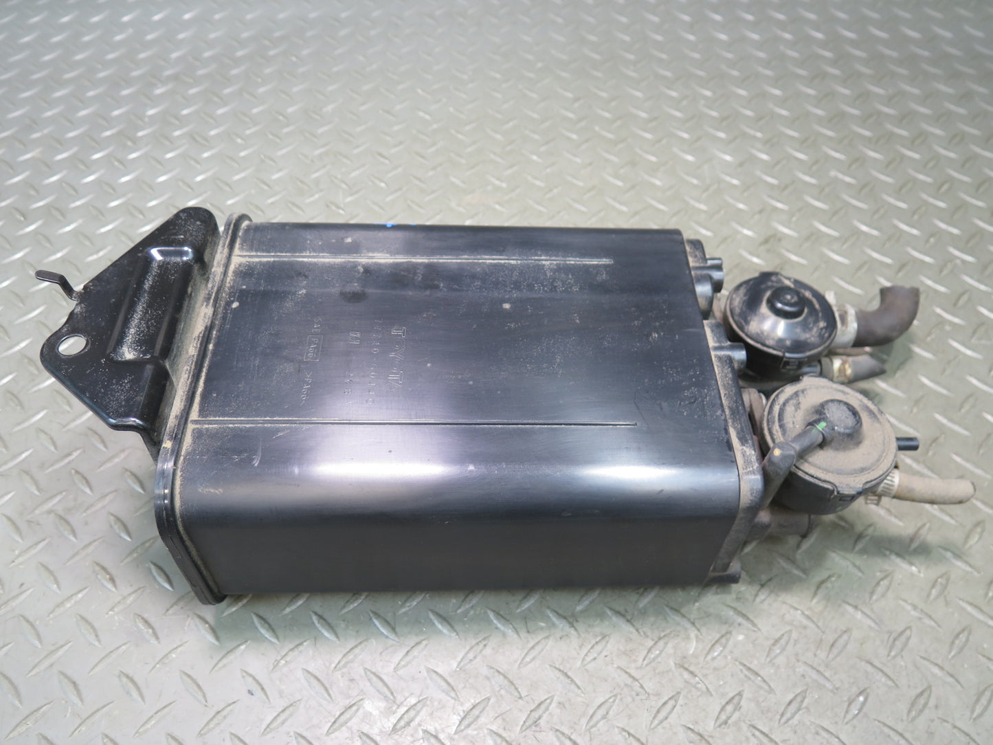 2003-2005 Lexus UZJ100L LX470 Fuel Evap Vapor Charcoal Canister 77740-60440