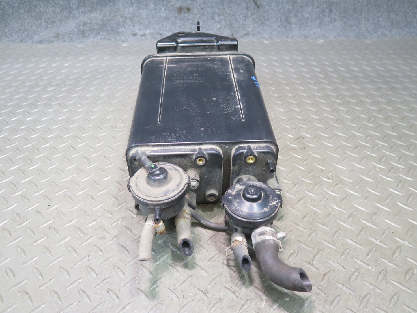 2003-2005 Lexus UZJ100L LX470 Fuel Evap Vapor Charcoal Canister 77740-60440