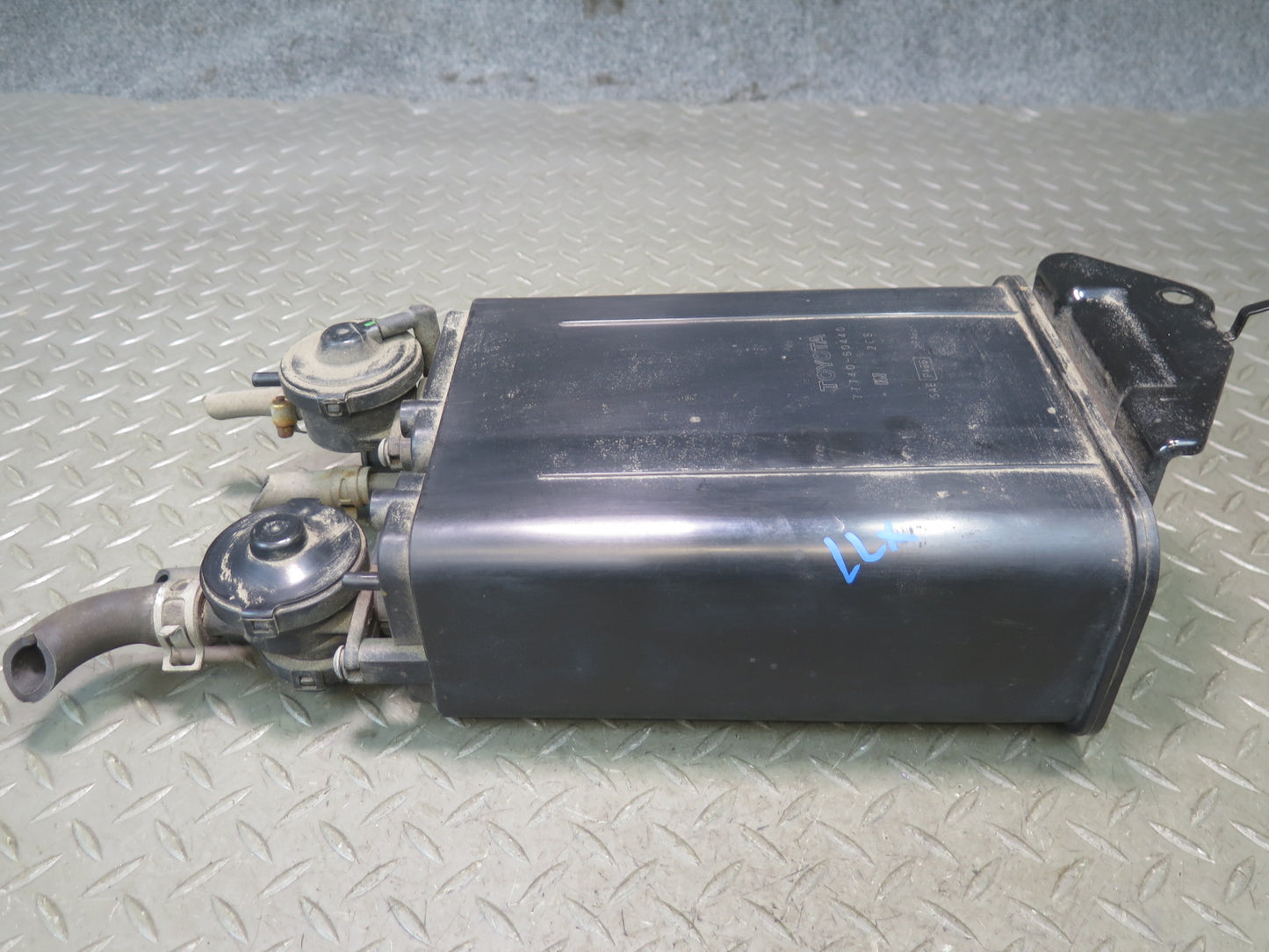 2003-2005 Lexus UZJ100L LX470 Fuel Evap Vapor Charcoal Canister 77740-60440