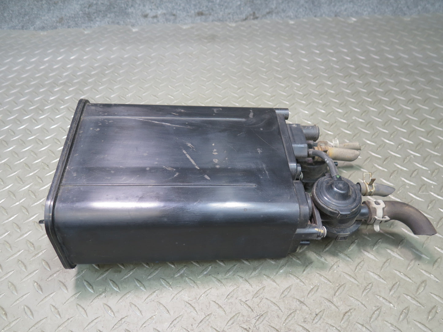 2003-2005 Lexus UZJ100L LX470 Fuel Evap Vapor Charcoal Canister 77740-60440