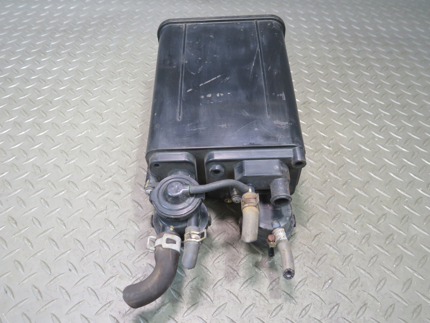 2003-2005 Lexus UZJ100L LX470 Fuel Evap Vapor Charcoal Canister 77740-60440