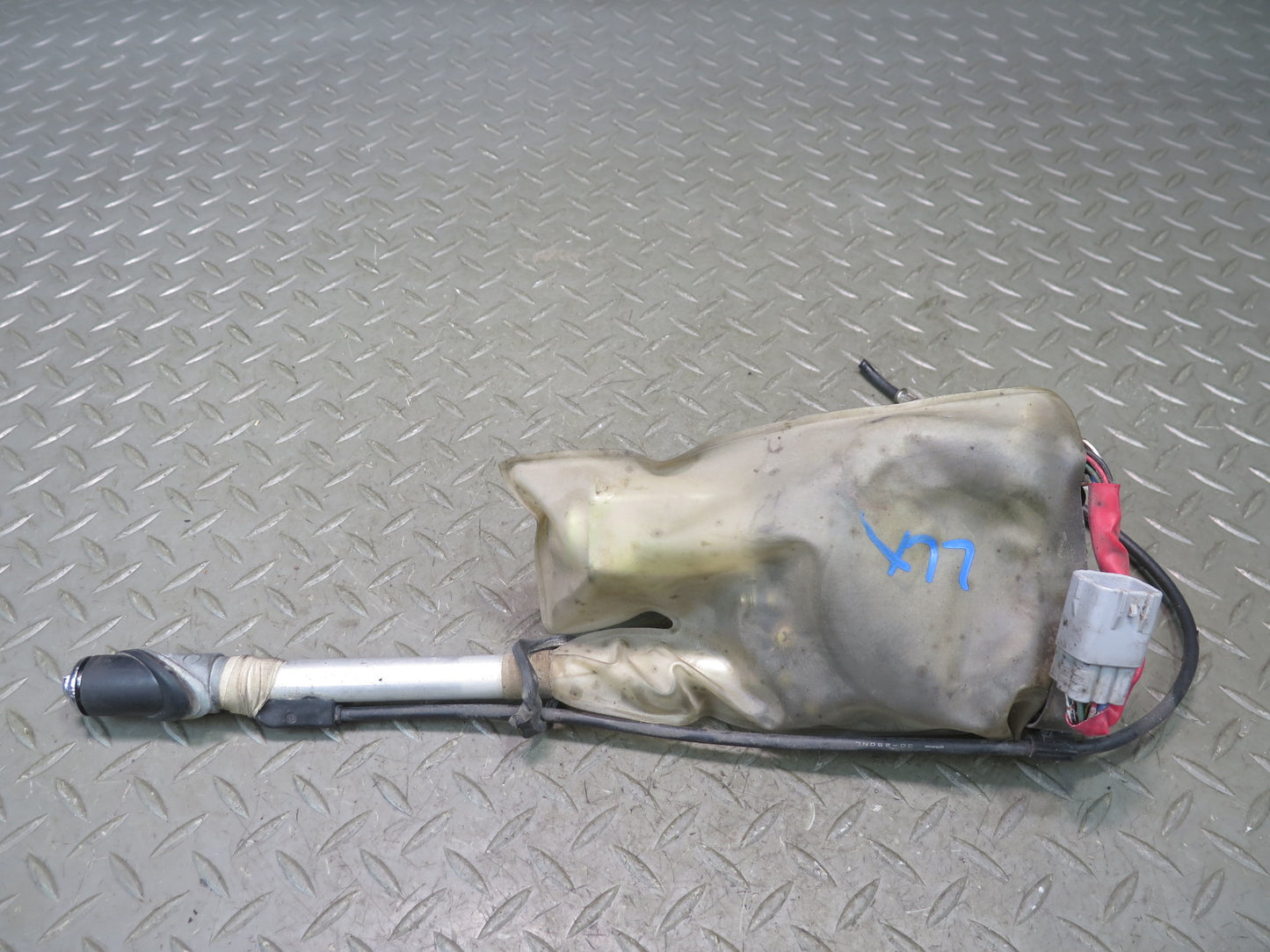 2003-2007 Lexus UZJ100L LX470 Radio Power Antenna Motor Assembly