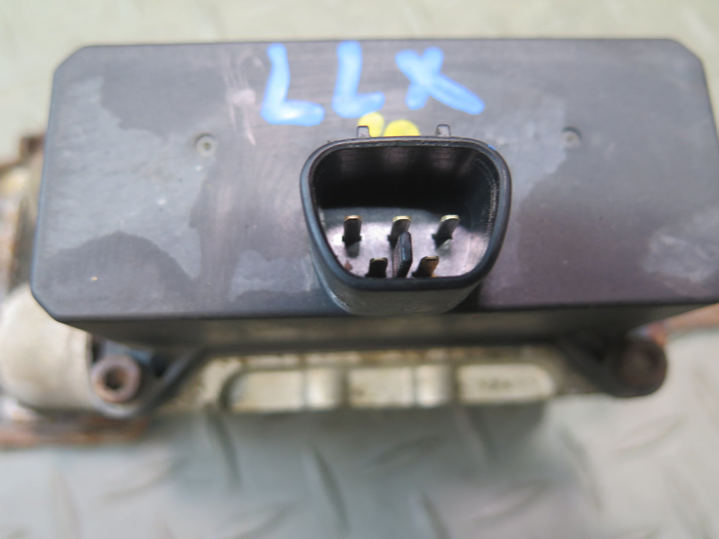 1998-2007 Lexus UZJ100L LX470 Suspension Height Level Control Valve Block