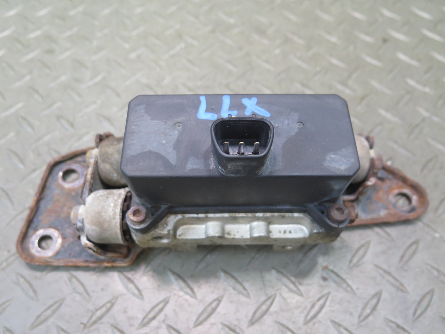 1998-2007 Lexus UZJ100L LX470 Suspension Height Level Control Valve Block