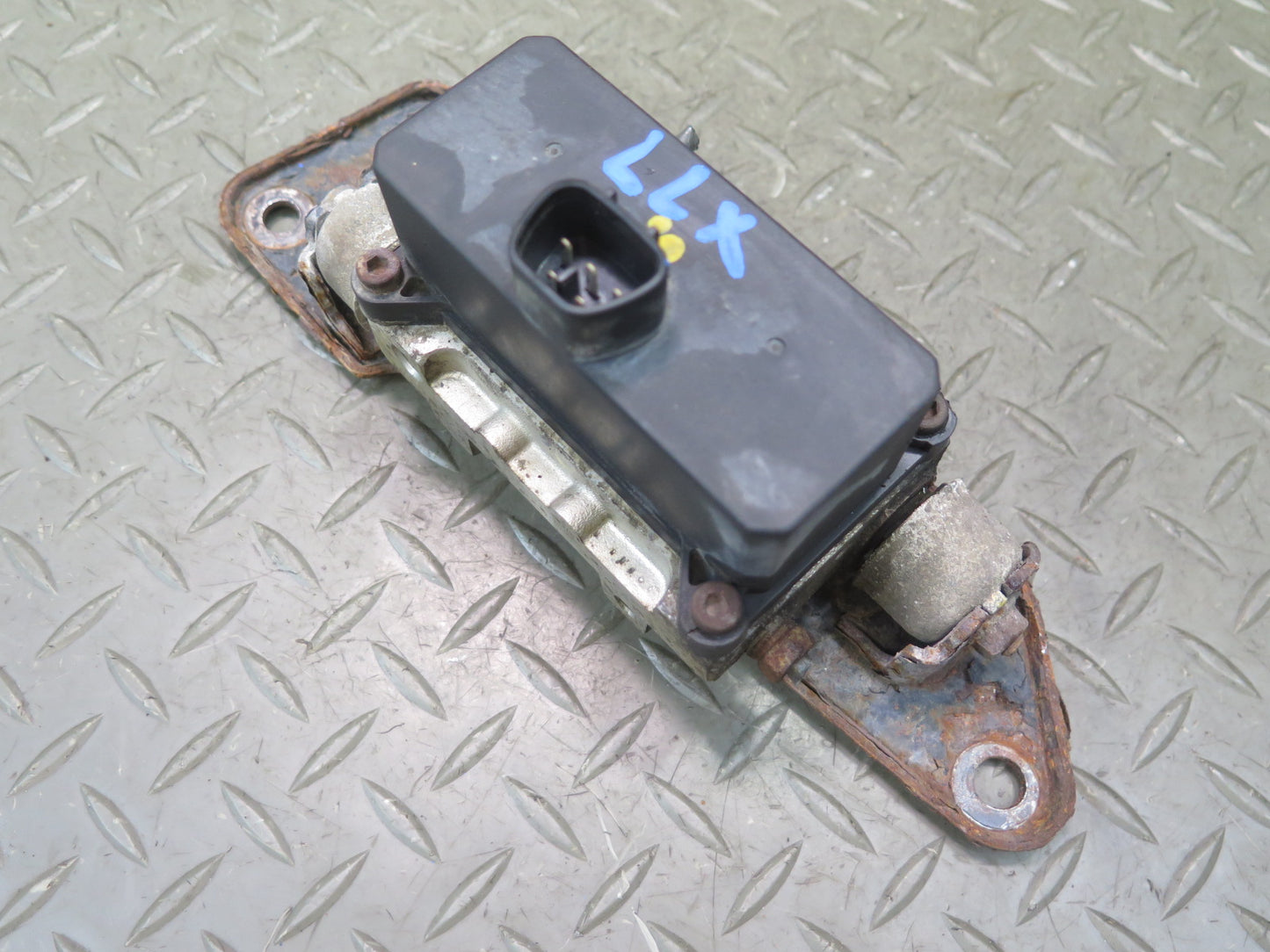 1998-2007 Lexus UZJ100L LX470 Suspension Height Level Control Valve Block