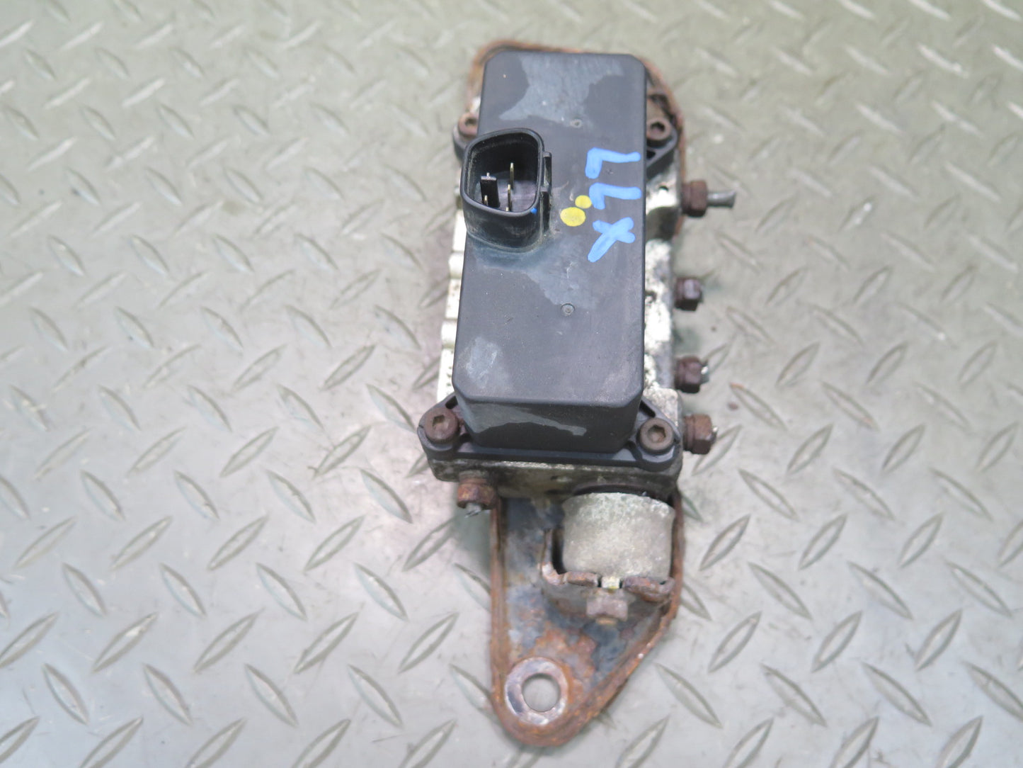 1998-2007 Lexus UZJ100L LX470 Suspension Height Level Control Valve Block