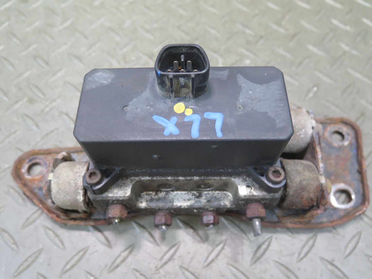 1998-2007 Lexus UZJ100L LX470 Suspension Height Level Control Valve Block
