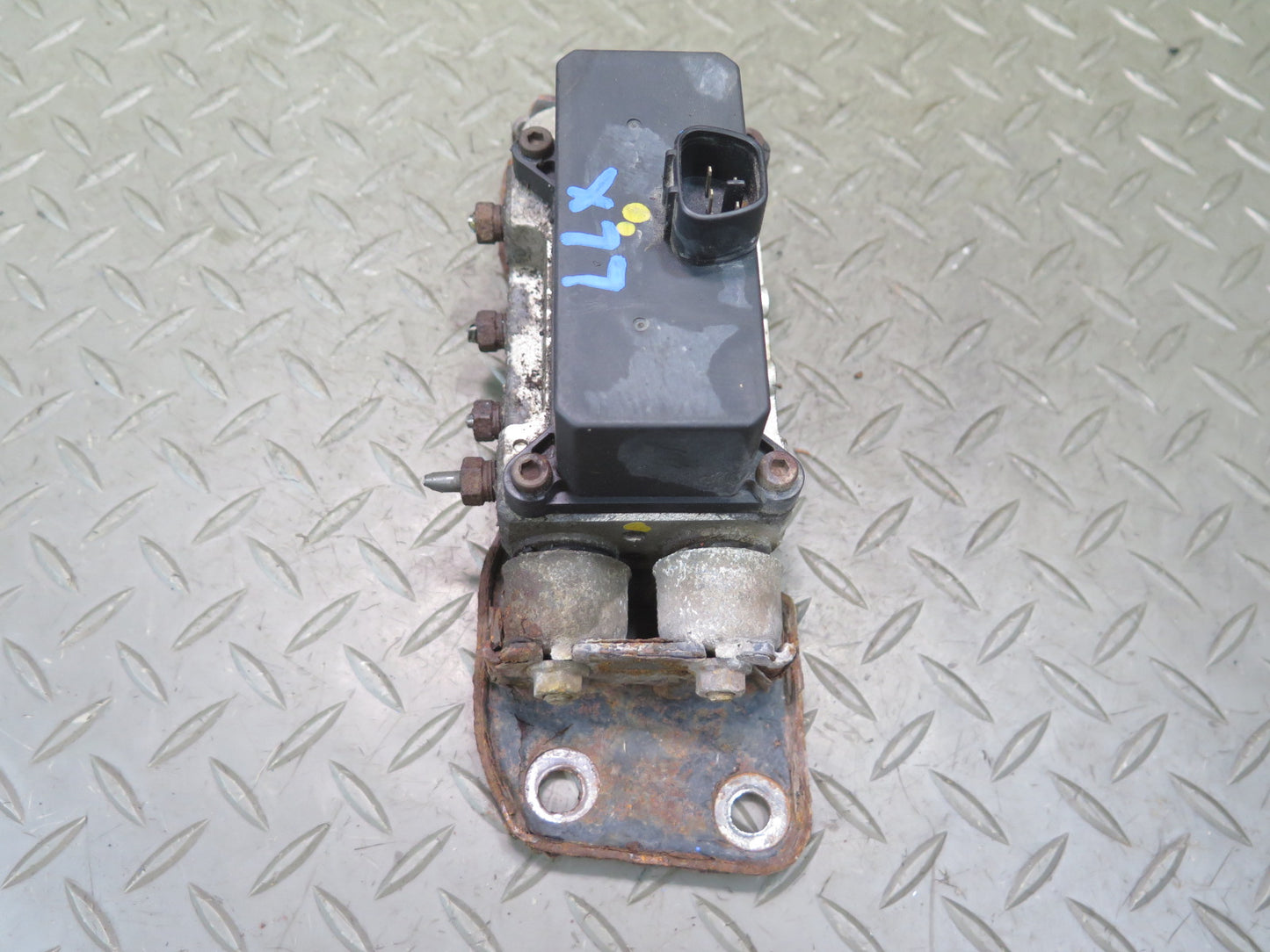 1998-2007 Lexus UZJ100L LX470 Suspension Height Level Control Valve Block
