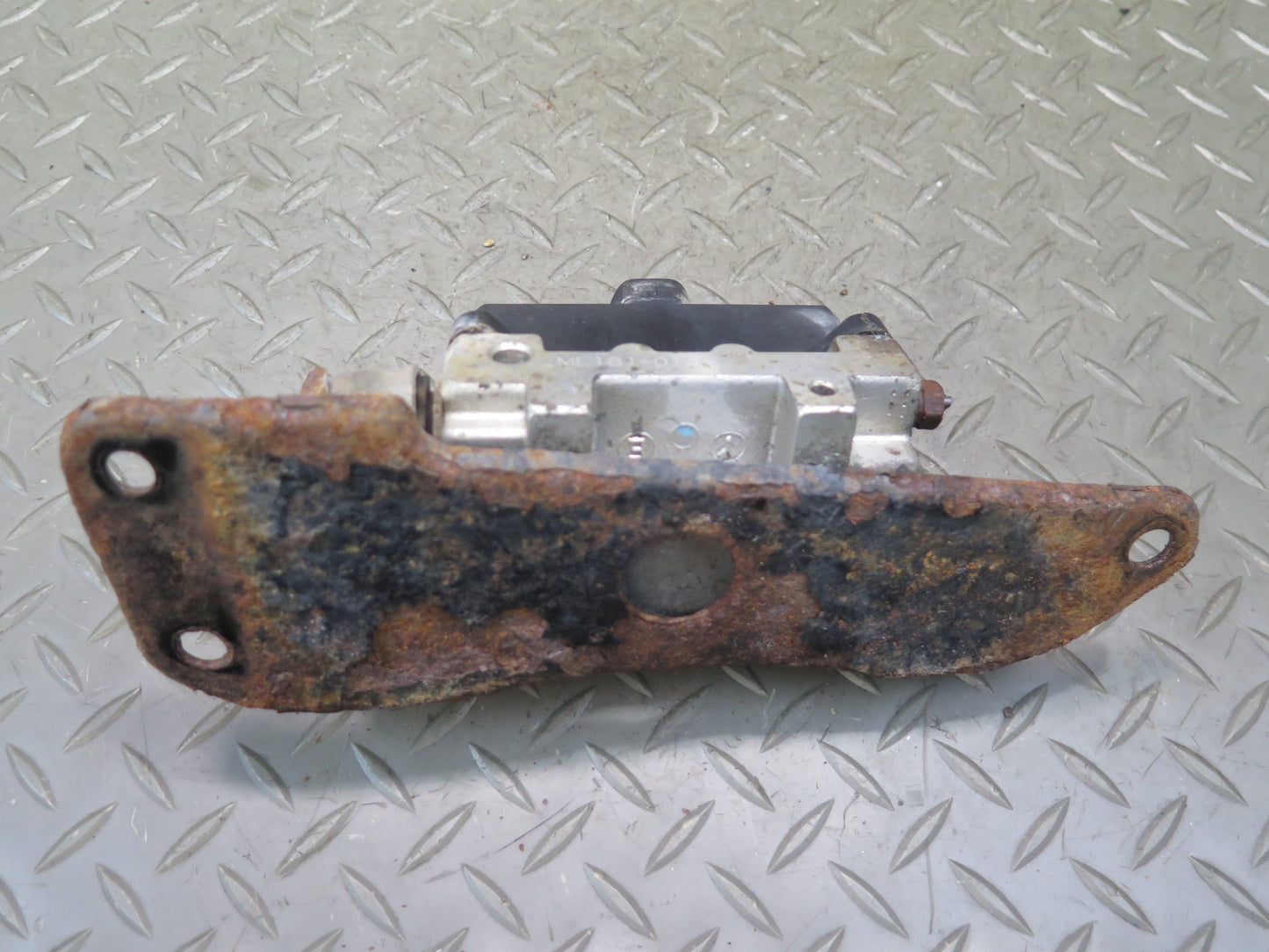 1998-2007 Lexus UZJ100L LX470 Suspension Height Level Control Valve Block