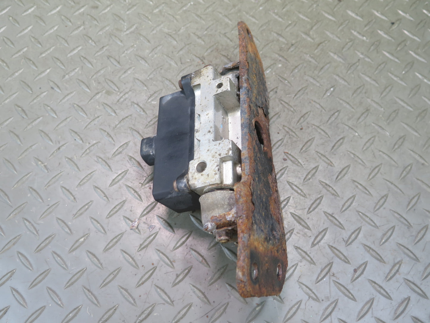 1998-2007 Lexus UZJ100L LX470 Suspension Height Level Control Valve Block