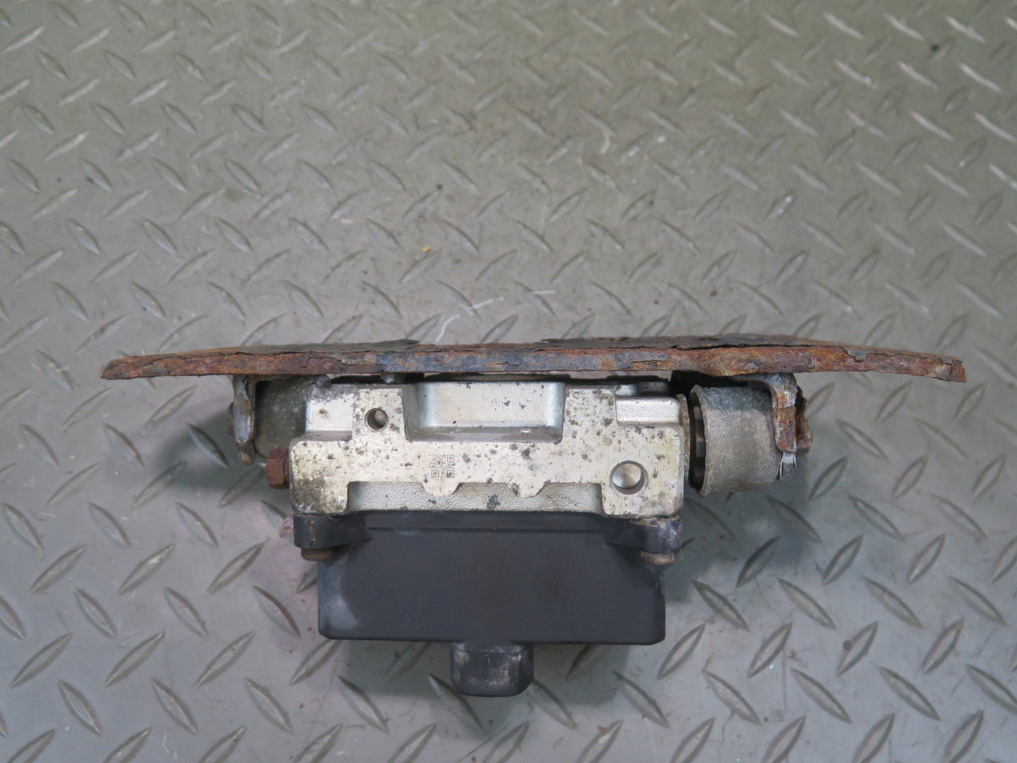 1998-2007 Lexus UZJ100L LX470 Suspension Height Level Control Valve Block