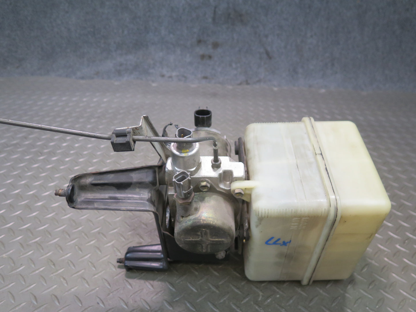 2003-2007 Lexus UZJ100L LX470 Air Ride Suspension Height Pump Motor w Reservoir