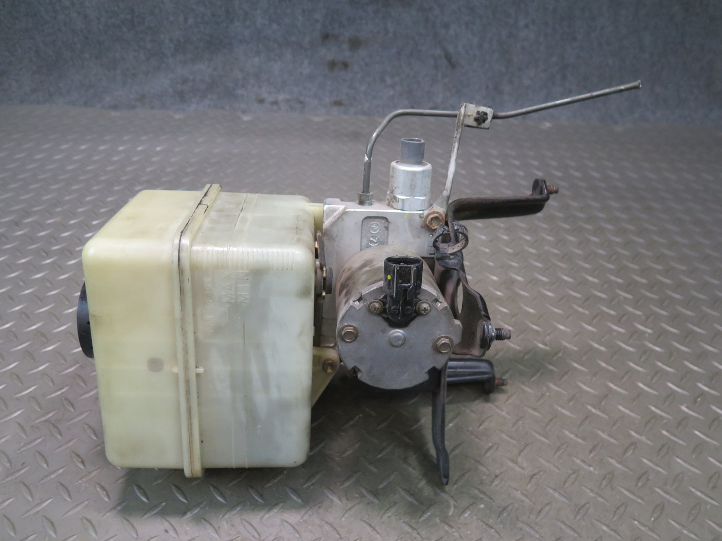 2003-2007 Lexus UZJ100L LX470 Air Ride Suspension Height Pump Motor w Reservoir