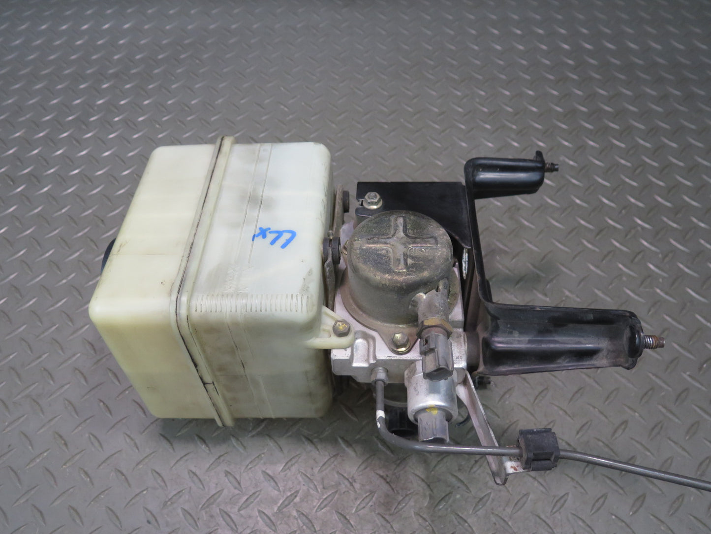 2003-2007 Lexus UZJ100L LX470 Air Ride Suspension Height Pump Motor w Reservoir
