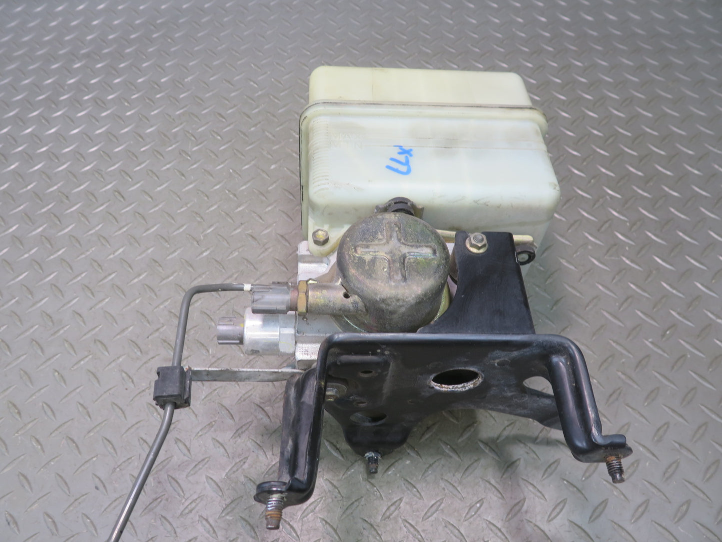 2003-2007 Lexus UZJ100L LX470 Air Ride Suspension Height Pump Motor w Reservoir