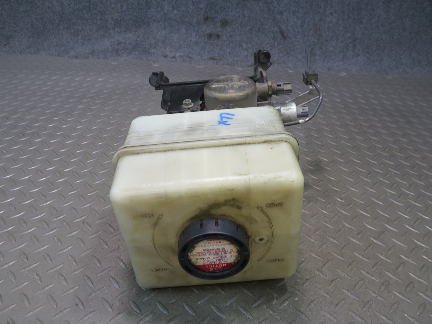 2003-2007 Lexus UZJ100L LX470 Air Ride Suspension Height Pump Motor w Reservoir