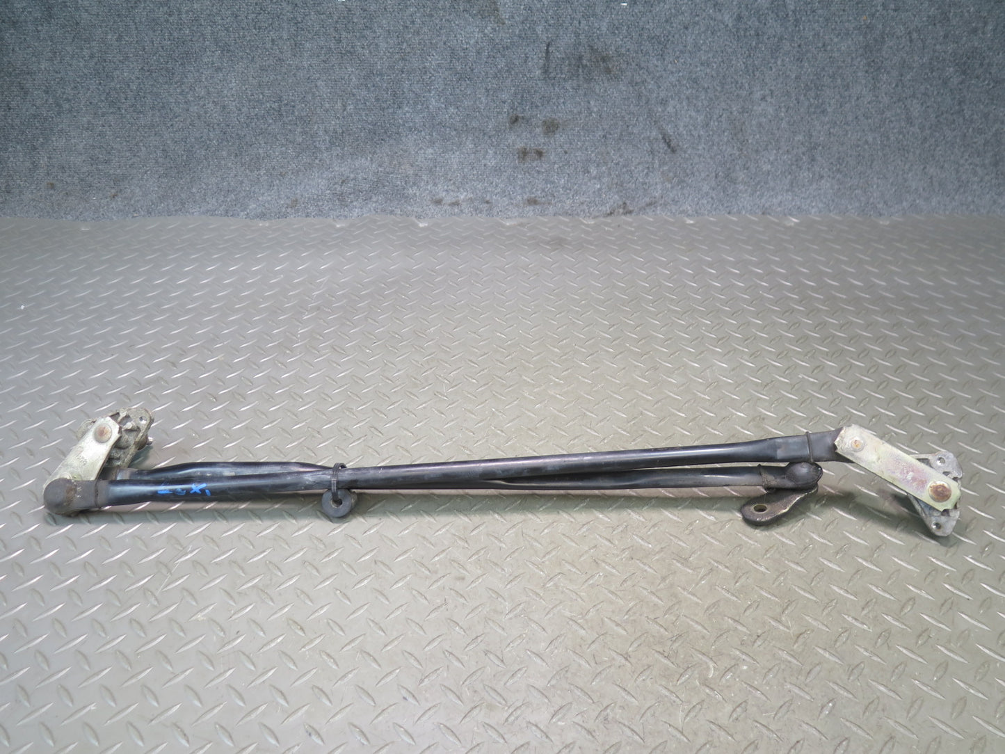 98-07 Lexus UZJ100L LX470 Front Windshield Wiper Transmission Linkage