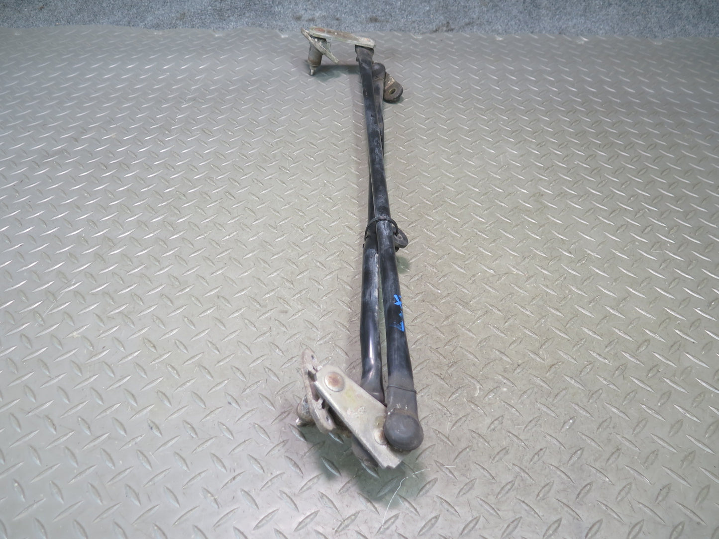 98-07 Lexus UZJ100L LX470 Front Windshield Wiper Transmission Linkage