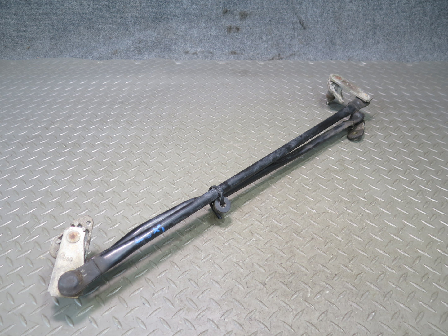 98-07 Lexus UZJ100L LX470 Front Windshield Wiper Transmission Linkage