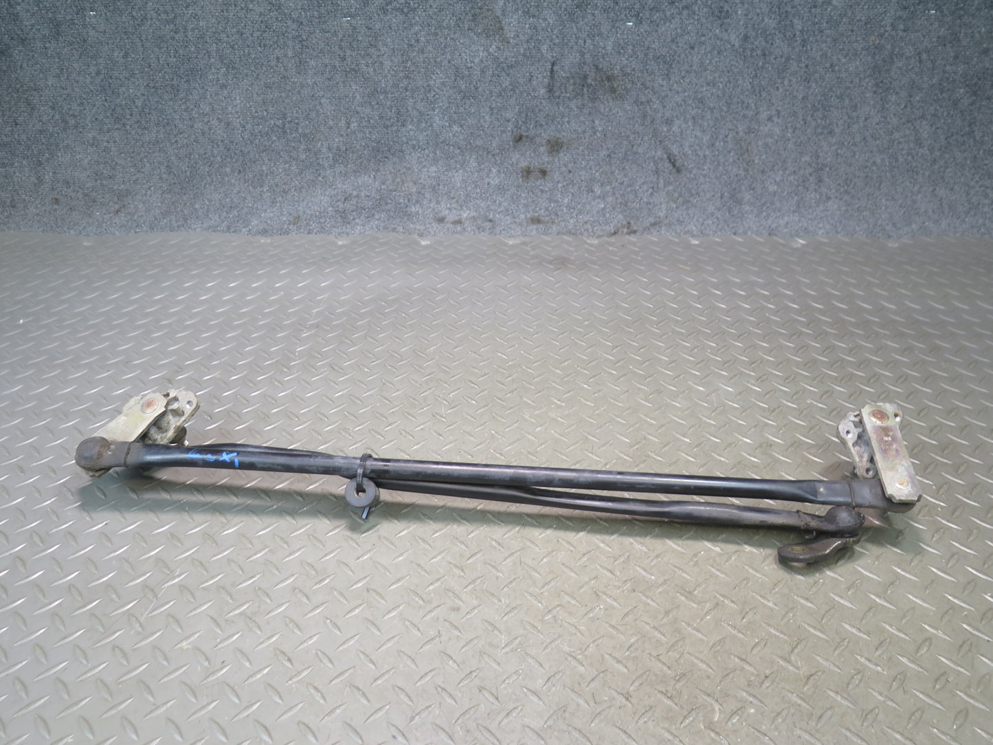98-07 Lexus UZJ100L LX470 Front Windshield Wiper Transmission Linkage