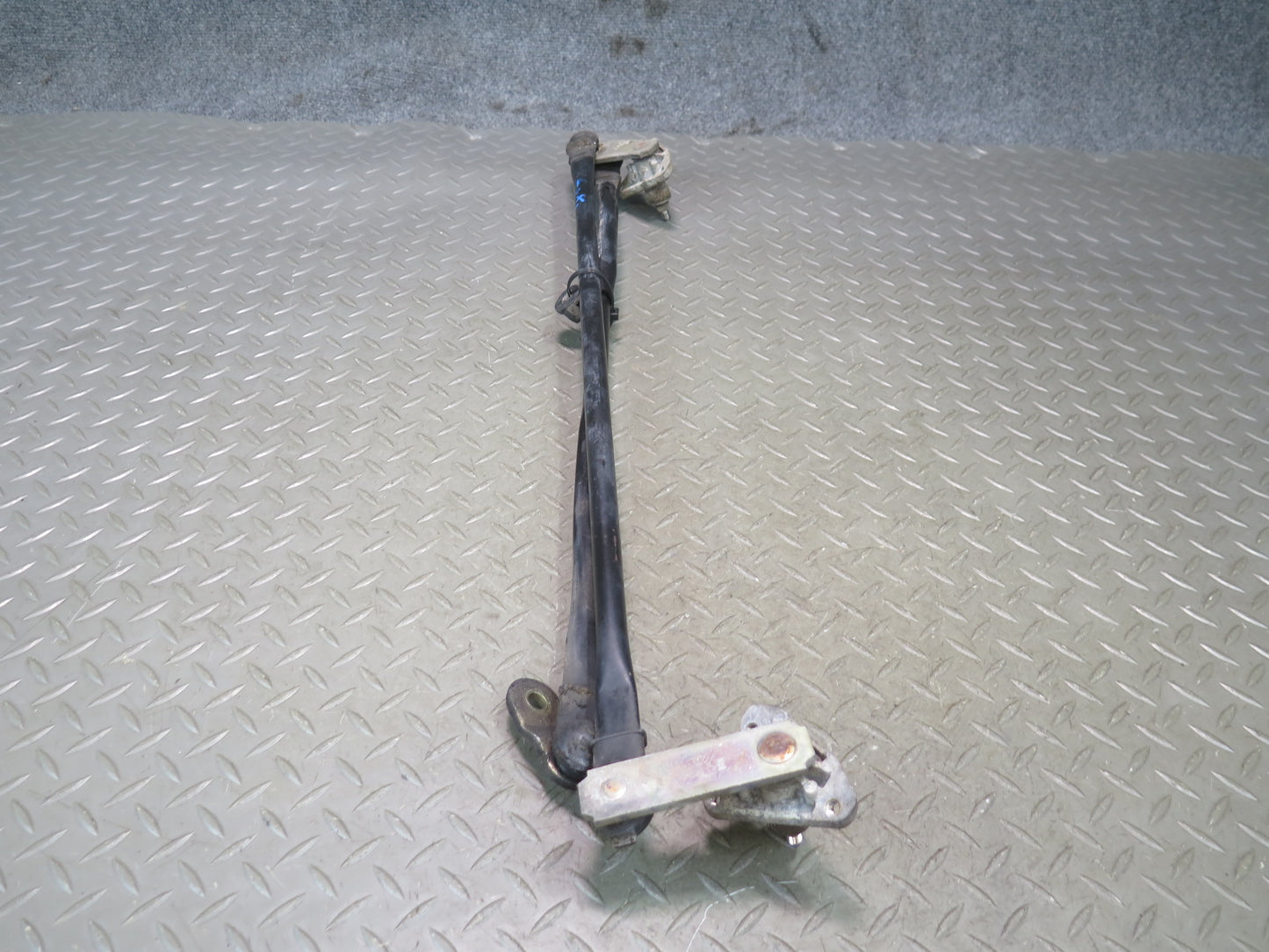 98-07 Lexus UZJ100L LX470 Front Windshield Wiper Transmission Linkage